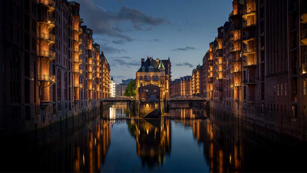 hamburg stadtfahrt speicherstadt sightseeing stretch limousine deinelimo elblimo xxl chauffeur