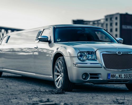 Chrysler 300C SRT8 silber luxus stretchlimousine hamburg mieten exklusiv party disco